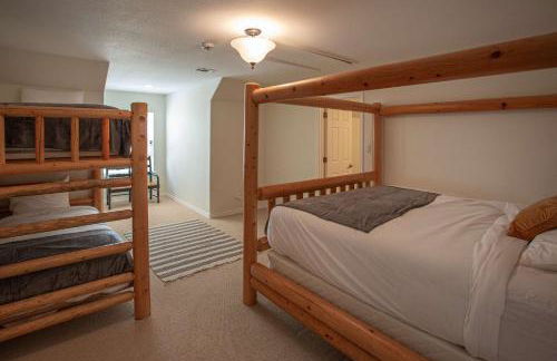 Lakefront 6BR Retreat w Dock & Game Room - Foto 18