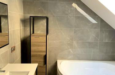 Charmante petite maison avec baignoire Balneo et video projecteur - Foto 6