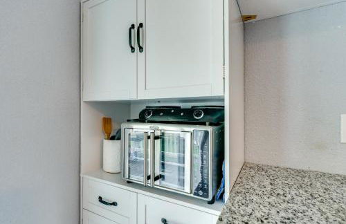 10 Mi to Lake Conroe Couples Retreat with Porch! - Photo 8