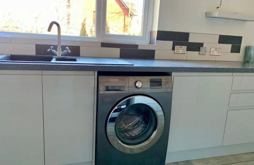 6BR Home with Parking Near Wolverhampton - Foto 16