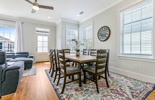 Chic 4 BR Condo - Large Pool - Perfect Location - Photo 13