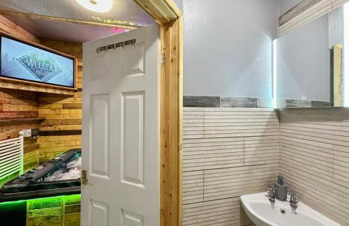 Kinky Kabin w Hot Tub, Sauna and Rooftop Garden - Foto 30