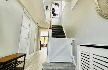 Modern 5 Bed 3 Bath House - Photo 12