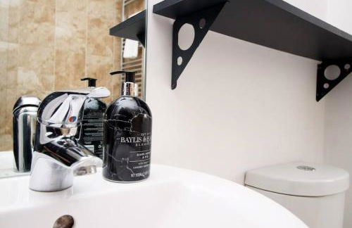 Modern and Cosy 3 Bed House Close to Cardiff City Centre perfect for Family Relocations, Contractors & Groups by Gurkha Stay with Free Parking and Wifi - Foto 37