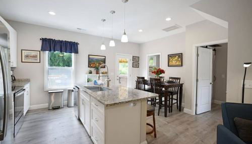 Bungalow Dream w Hot Tub, Fenced Yard & Fire Pit - Foto 3, pet friendly