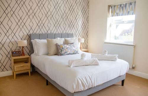 4x Bed Elegant Home with Parking - Photo 31