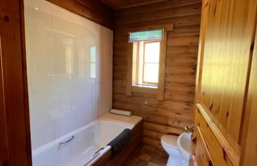 Beautiful 2 Bedroom Log Cabin With Private Hot Tub - Elm - Foto 10
