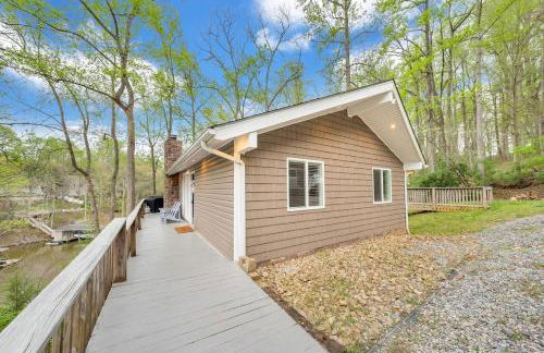 Treetop & Waterfront! Hot Tub, Kayaks, Game Room - Foto 7