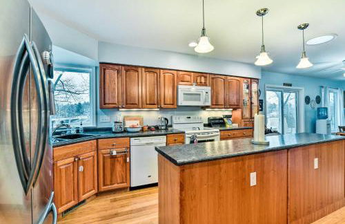 Waterfront Gladwin Home with Deck and Fire Pit! - Foto 11