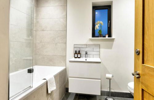 The Penthouse - Allocated Parking with City Views - Foto 22