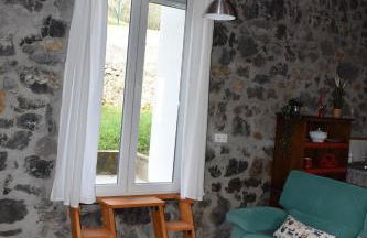 La Antigua Cuadra es un alojamiento de piedra y altos techos de madera con mucho encanto, jardín privado con barbacoa y acceso al río Asón - Foto 18