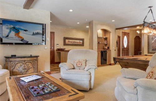 Outdoor Private Hot Tub, In Home Movie Theater, Luxurious Creekside Home - Photo 20