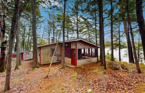 Peaceful 2BR Lakefront Cabin w/ New Dock - Foto 3