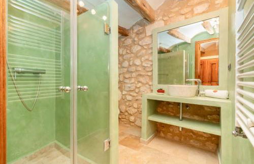 Casa de Piedra ubicada en el exclusivo wine village de Viladellops, te ofrece una experiencia única, donde el lujo y la tradición se fusionan en un entorno natural privilegiado - Foto 38