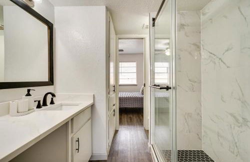 Near Globe Life and ATandT! Convenient Unit with Patio - Foto 16