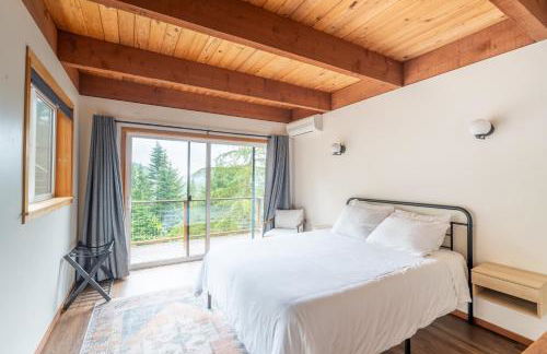 Stylish Deception Pass Retreat with Bay Views - Foto 17