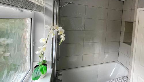 3BR, Sleeps 5, Free Parking, Fast WiFi, Near M62 & Leeds - Foto 5