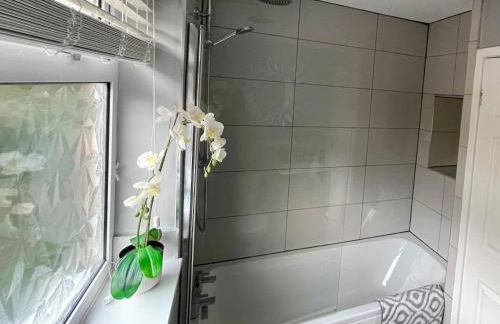 3BR, Sleeps 5, Free Parking, Fast WiFi, Near M62 & Leeds - Foto 5