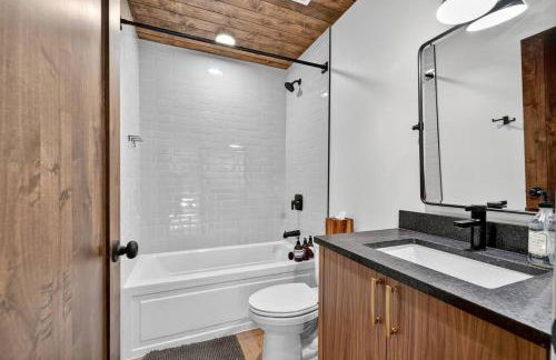 The Luxe House | Upscale Cabin w/ Hot Tub & Fire Pit! - Foto 11