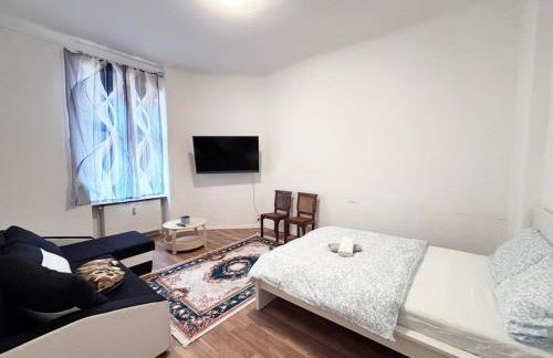 1Room Flat with Kitchen Near Neukölln & Kreuzberg - Photo 1