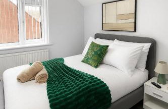 Bright Haven 6 Mins to Airport with Driveway & Garden Sleeps 7 - Foto 18