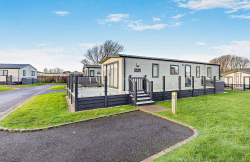 Binky Lodge Stylish Cosy 3-Bedroom Holiday Lodge Hoburne Naish Barton on Sea - Photo 28