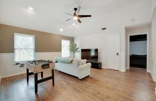 Tropical Pool Oasis - 5 BR Foosbal Cinema - Photo 15