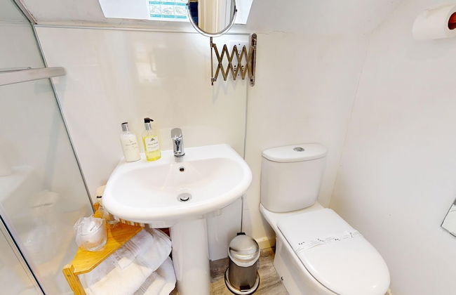 Beautiful Coach House - Photo 18