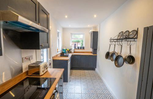 The Narrow House - Victorian house bursting with character & parking - Foto 24