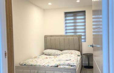 CozyNest 2BR Modern Property with Parking - Foto 8