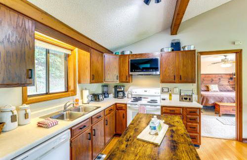 Maggie Valley Mountain Escape with Fireplace and Deck! - Foto 10