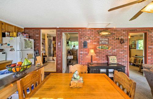 Cozy Waterfront Cottage with Deck on White River! - Foto 8