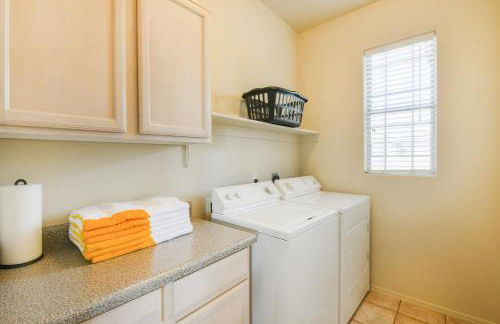 Mountain-view condo with incredible sunset views, pool, hot tub & grill - Foto 22