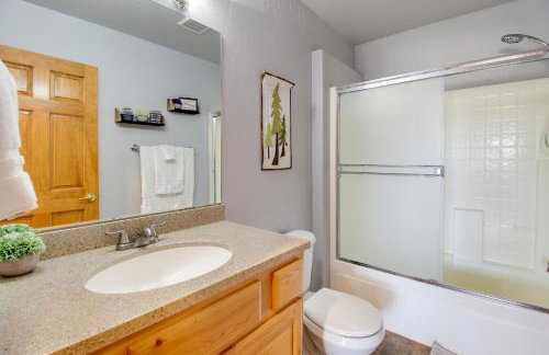 Families Welcome! Overgaard Cabin with Playground - Foto 17