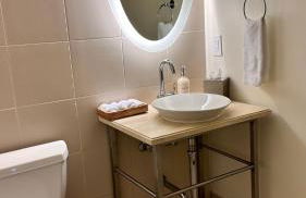 Breathtaking Direct Bay Views 2 bedroom condo with parking - Foto 16