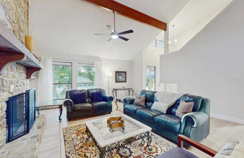 Cozy Dog-Friendly Home WITH Full Kitchen, Patio & Backyard, Close to Golf Course - Foto 2