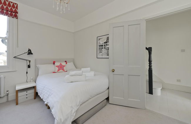 Interior Designed House With Garden in North West London by Underthedoormat - Foto 4