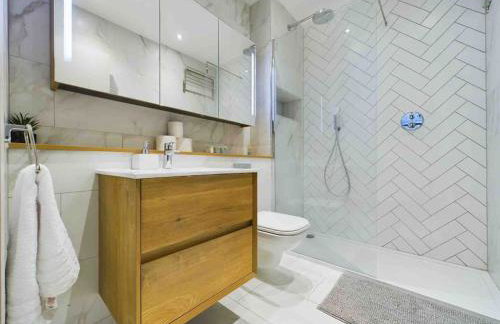 stylish 2bed condo city centre - Photo 17