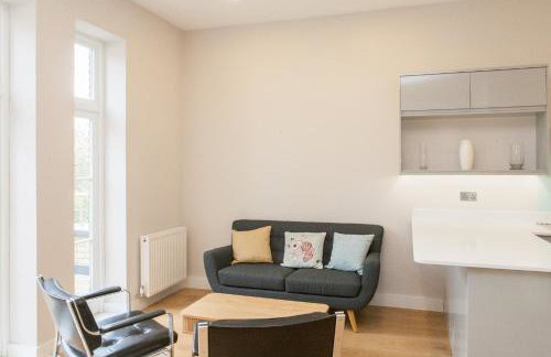 Beautiful 2 bed terrace flat close to Greenwich - Pass the Keys - Photo 19