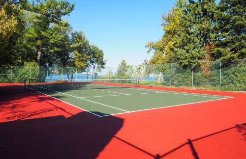 2 Living Areas, Tennis! Waterfront Suttons Bay Gem - Foto 40