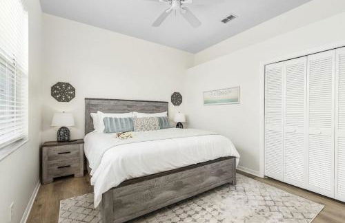 Villa Tropicana Luxury pool home. Gated community - Photo 24