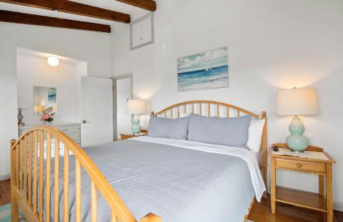 16612 - Stunning Home with Wraparound Deck Views of Bucks Creek and Nantucket Sound - Foto 15