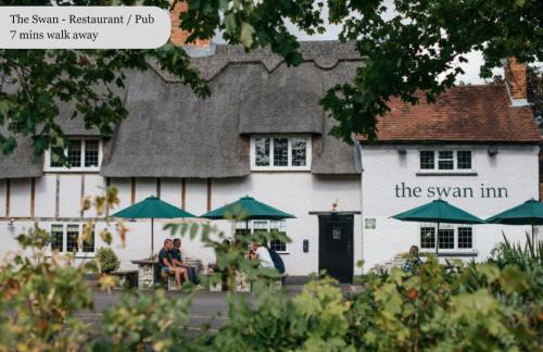 Luxury House with Pool Table, Sky TV, Netflix, Fast Wifi, Garden & Free Parking by Yoko Property - Photo 24