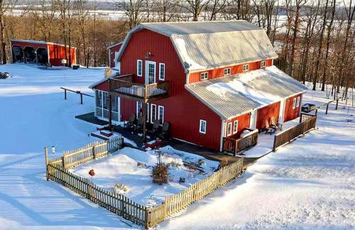 Beautifully Furnished Barn Getaway Located on a Sustainable Living Farm near Metropolis, Illinois - Photo 12