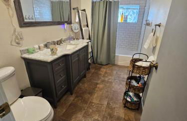 Mt Rainier!Best place to stay with family and friends! Sleeps10!4B 2B Home! Hottub!PondView!Paradise! - Foto 16