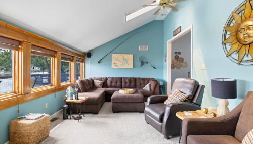 Pet-Friendly Lakefront Home in a Quiet Cove w/ Netflix, Outdoor Seating, Boat Slip - Foto 5
