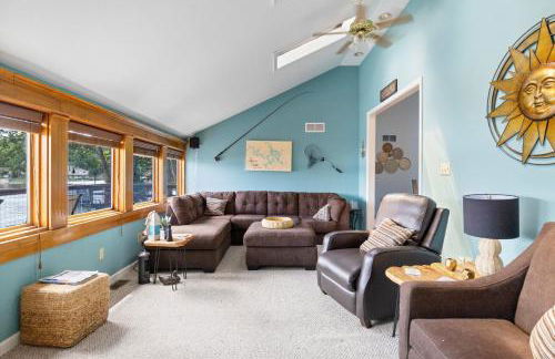 Pet-Friendly Lakefront Home in a Quiet Cove w/ Netflix, Outdoor Seating, Boat Slip - Foto 5