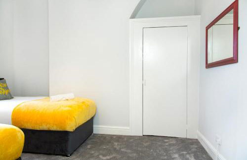 4 Bedrooms Spacious House With 2 Bathrooms Free Parking - sleeps up to 10 guests - Foto 20