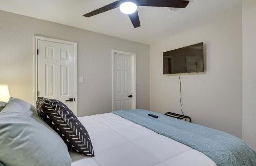 11 Mi to Six Flags! Poolside Oasis in Bedford - Foto 25