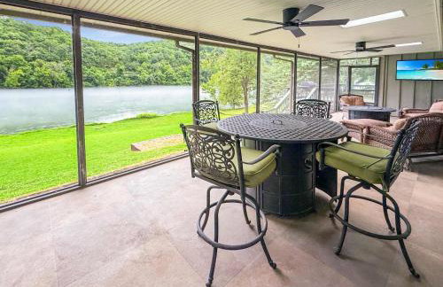 Riverfront Retreat - Right next to the White River - Foto 2